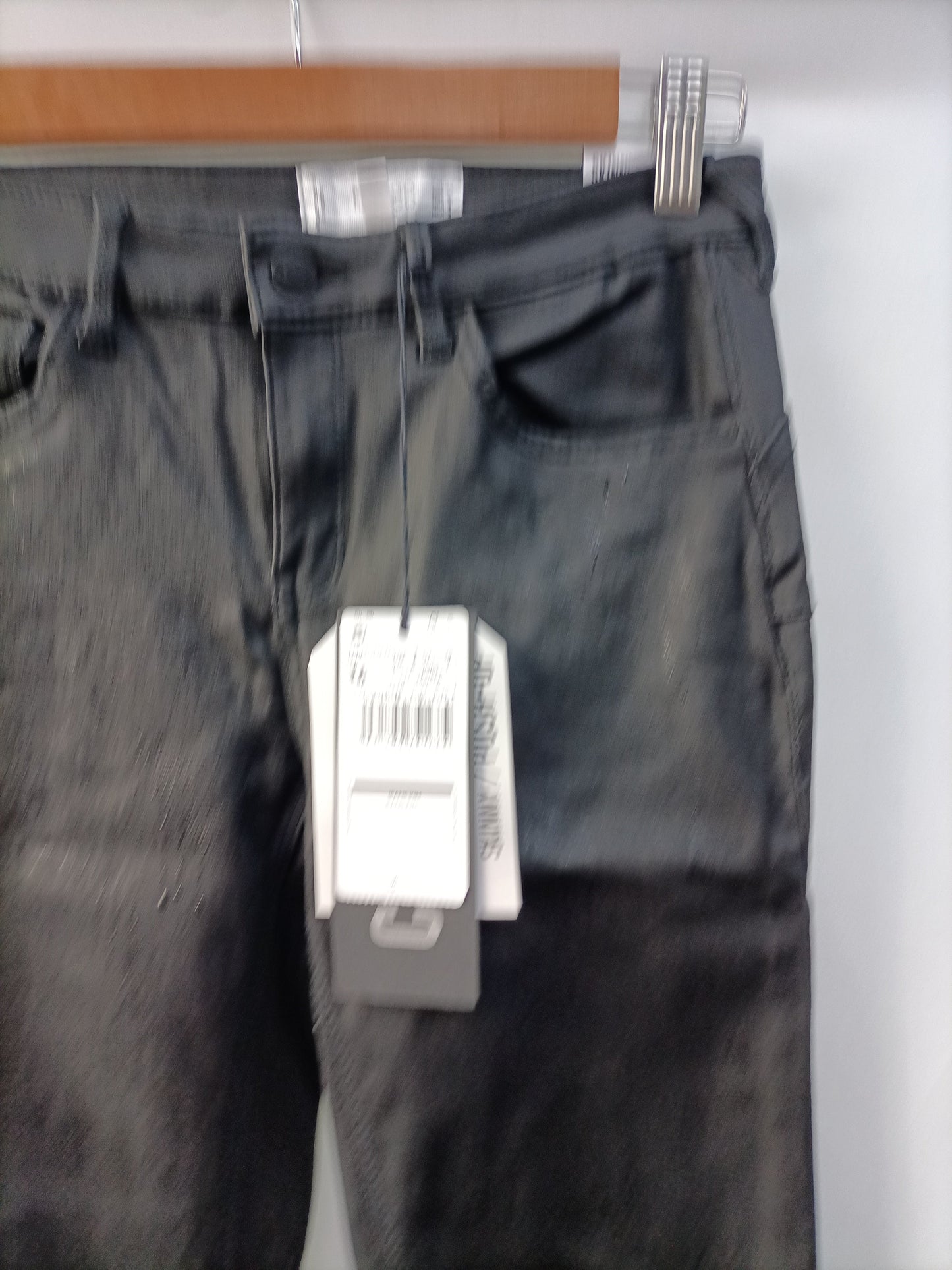 MANGO. Pantalón Negro encerado T.36