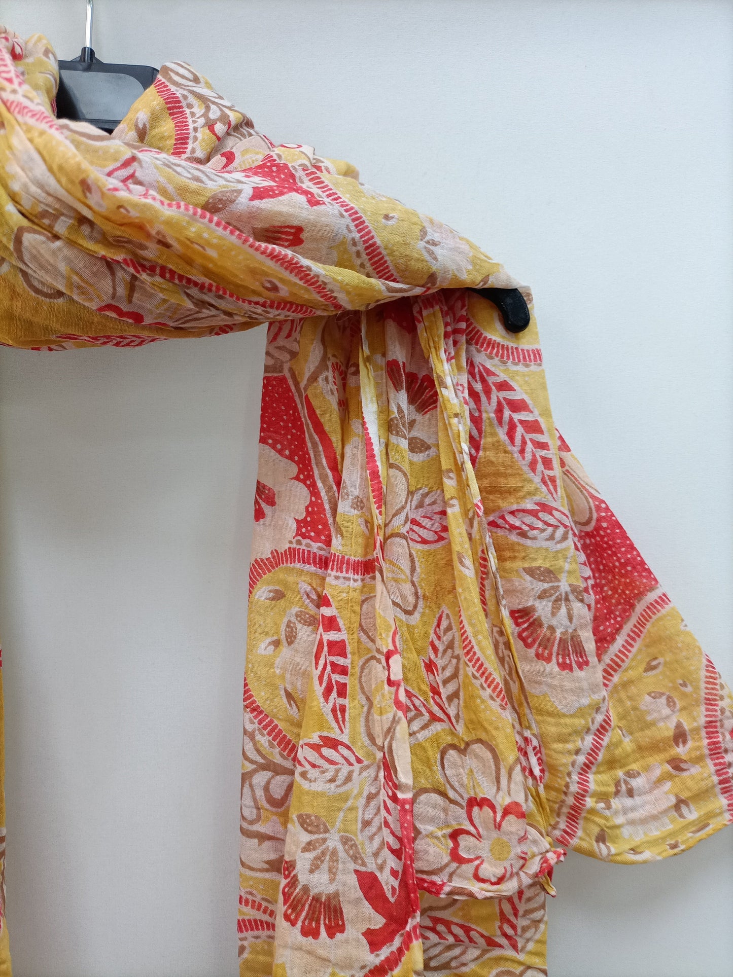 OTRAS. Fular amarillo flores