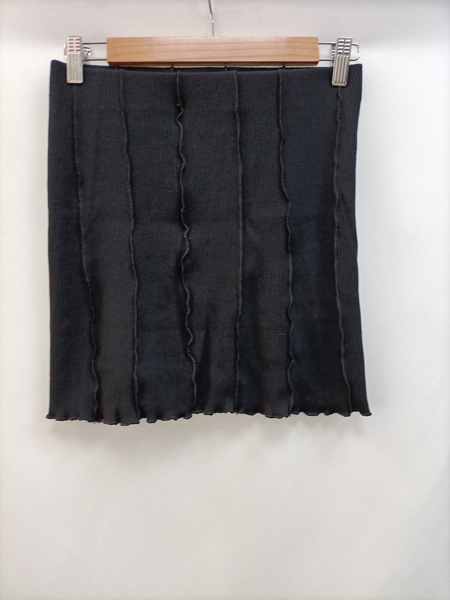 BERSHKA. Falda negra canalé T.m