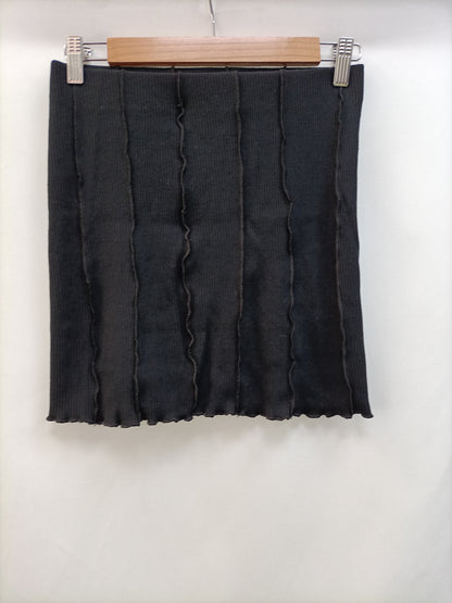 BERSHKA. Falda negra canalé T.m