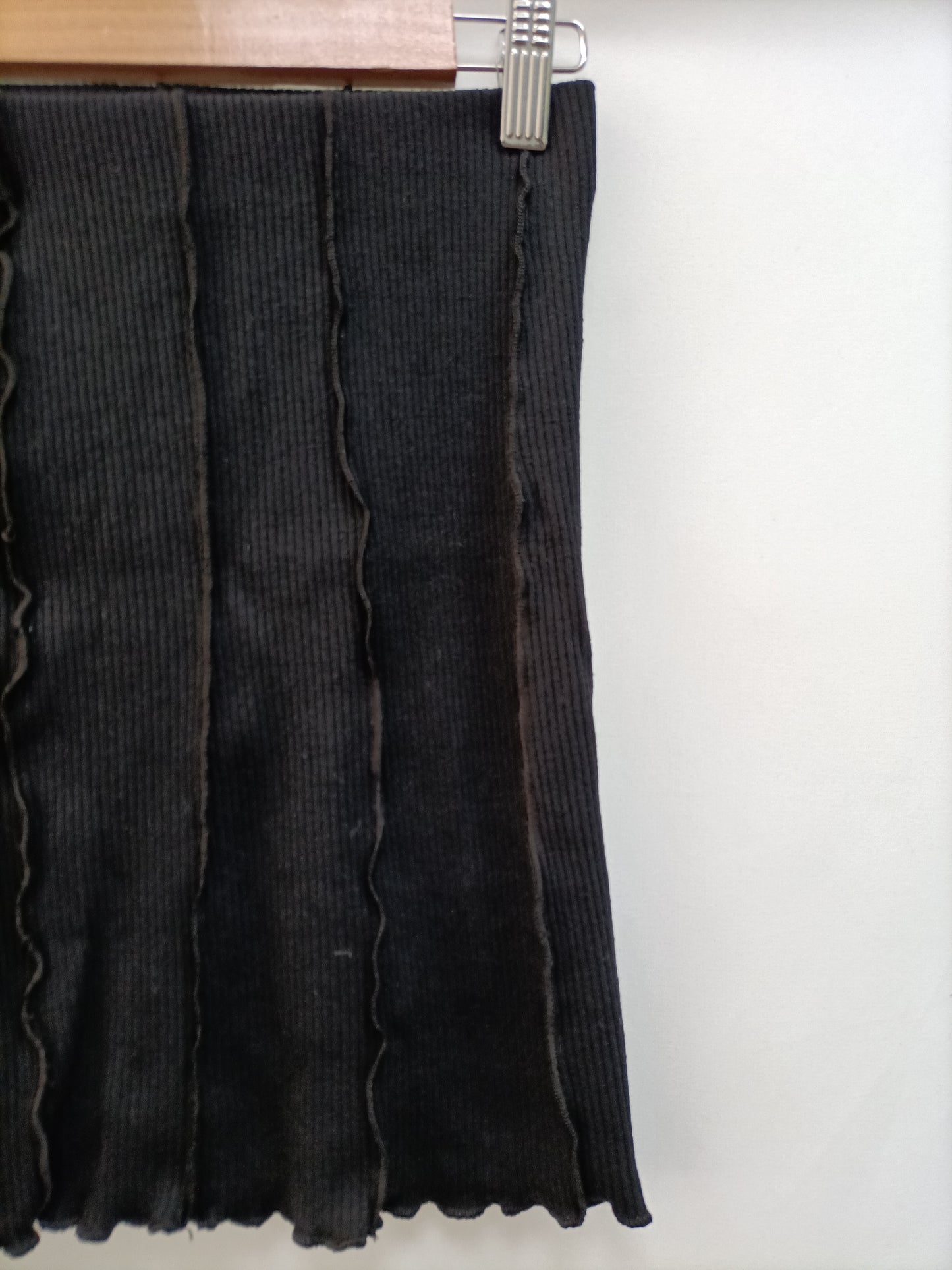 BERSHKA. Falda negra canalé T.m