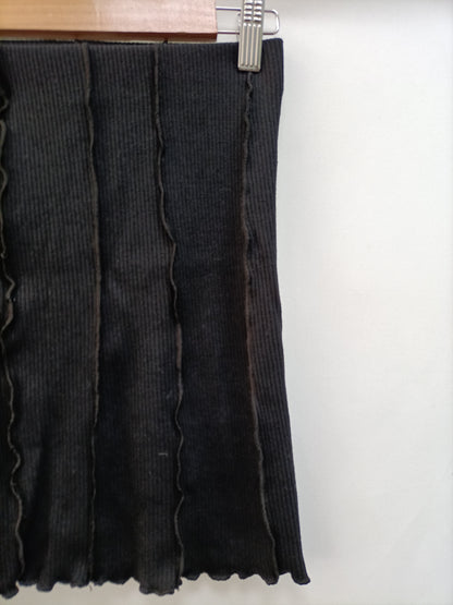 BERSHKA. Falda negra canalé T.m