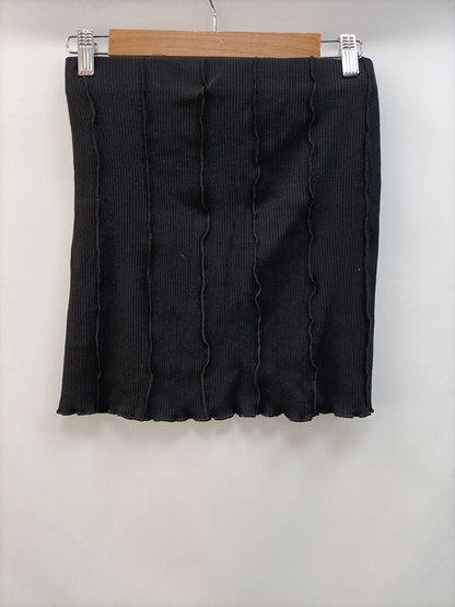 BERSHKA. Falda negra canalé T.m
