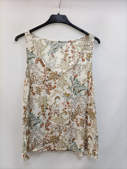 STRADIVARIUS. Top beige flores T.m