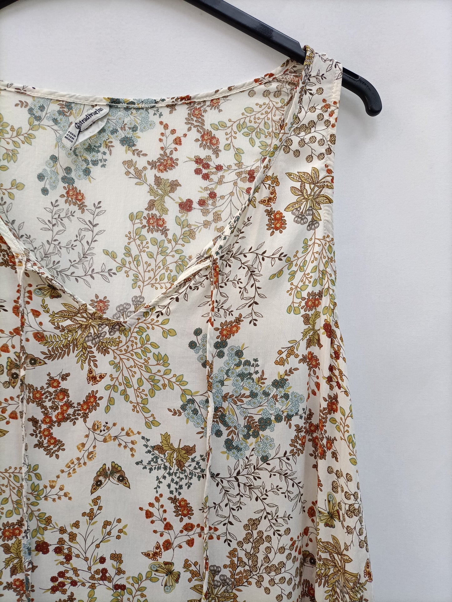 STRADIVARIUS. Top beige flores T.m