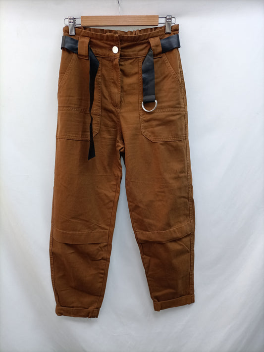 BERSHKA. Pantalón mostaza oscuro T.38