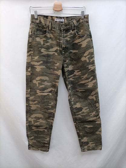 PULL&BEAR. Pantalón denim camuflaje T.40