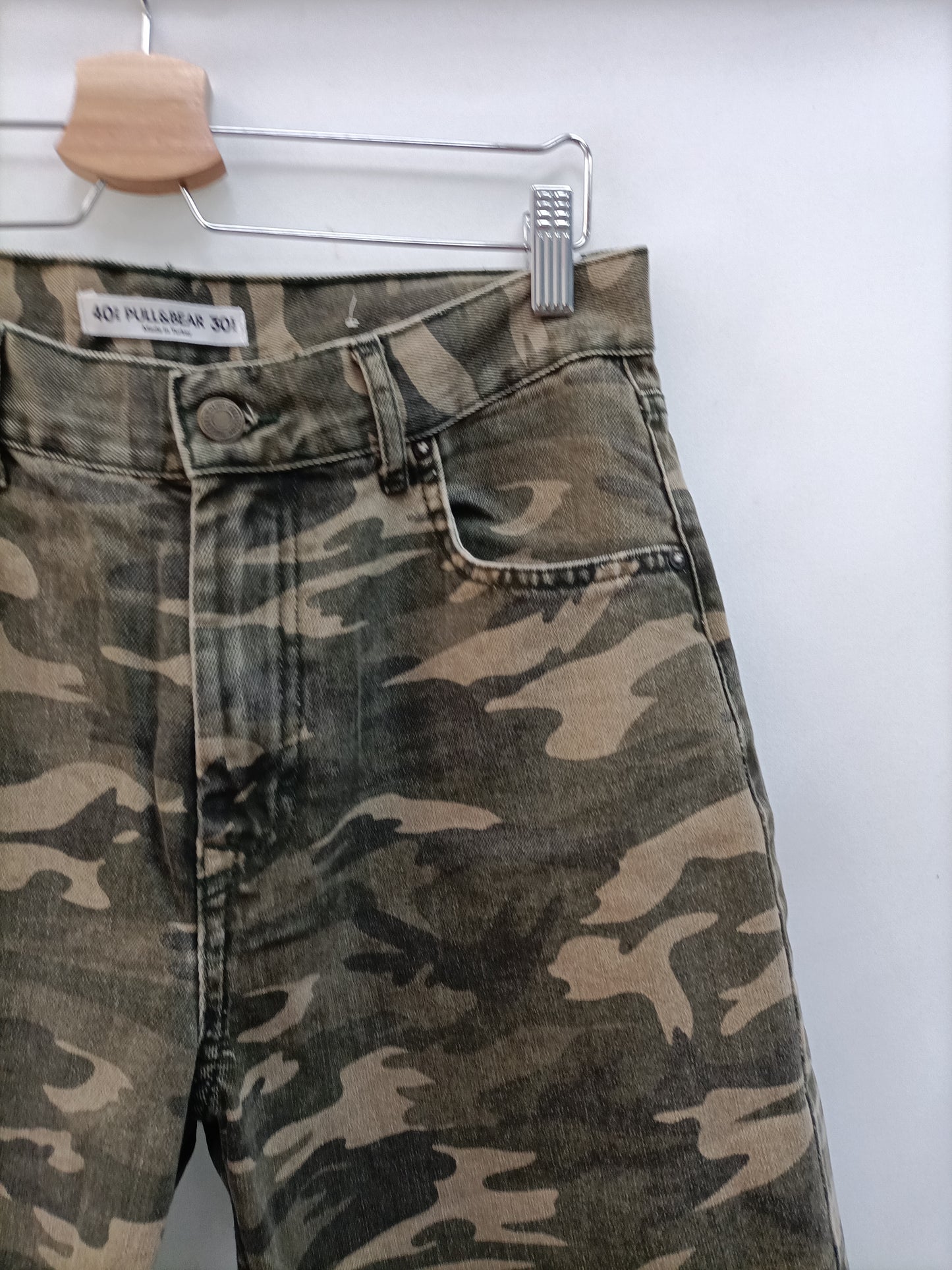 PULL&BEAR. Pantalón denim camuflaje T.40