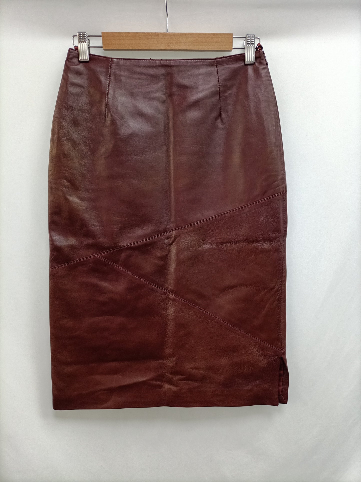 F&CO. Falda burdeos piel T.38