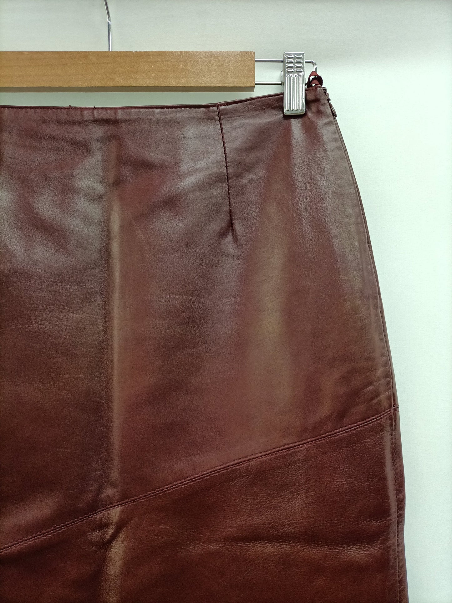 F&CO. Falda burdeos piel T.38