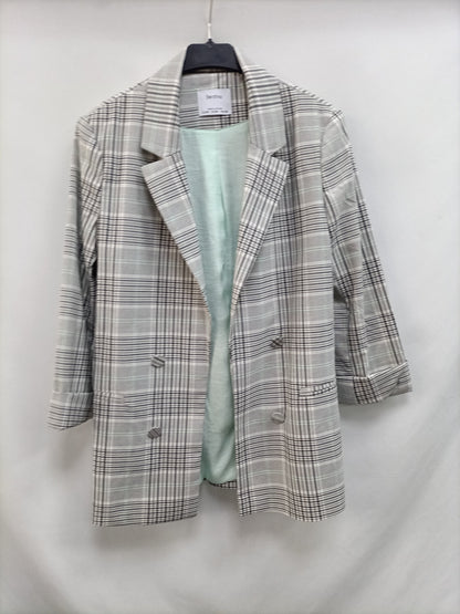 BERHSKA. Blazer gris cuadros T.m