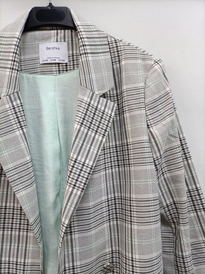 BERHSKA. Blazer gris cuadros T.m