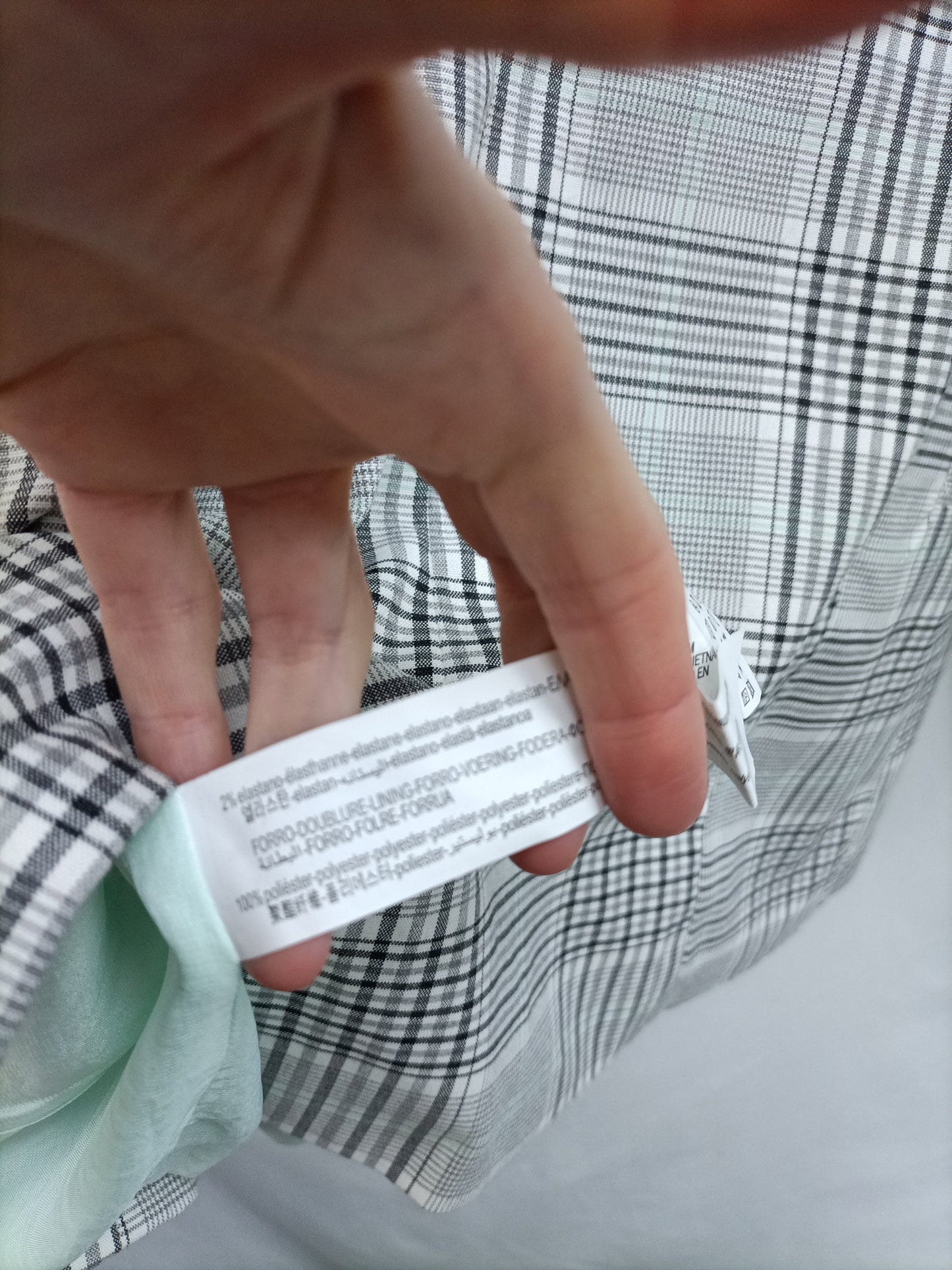 BERHSKA. Blazer gris cuadros T.m