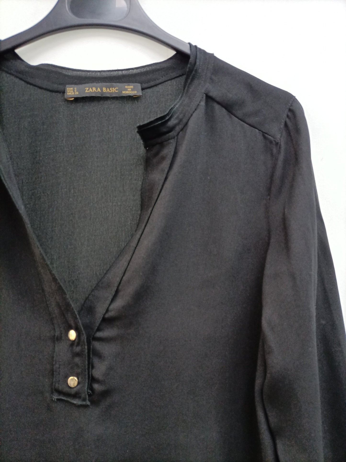 ZARA. Blusa negra fluida T.s