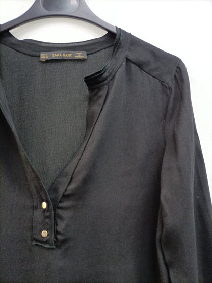 ZARA. Blusa negra fluida T.s