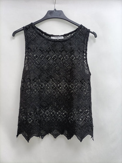 MANGO. Top negro troquelado T.s