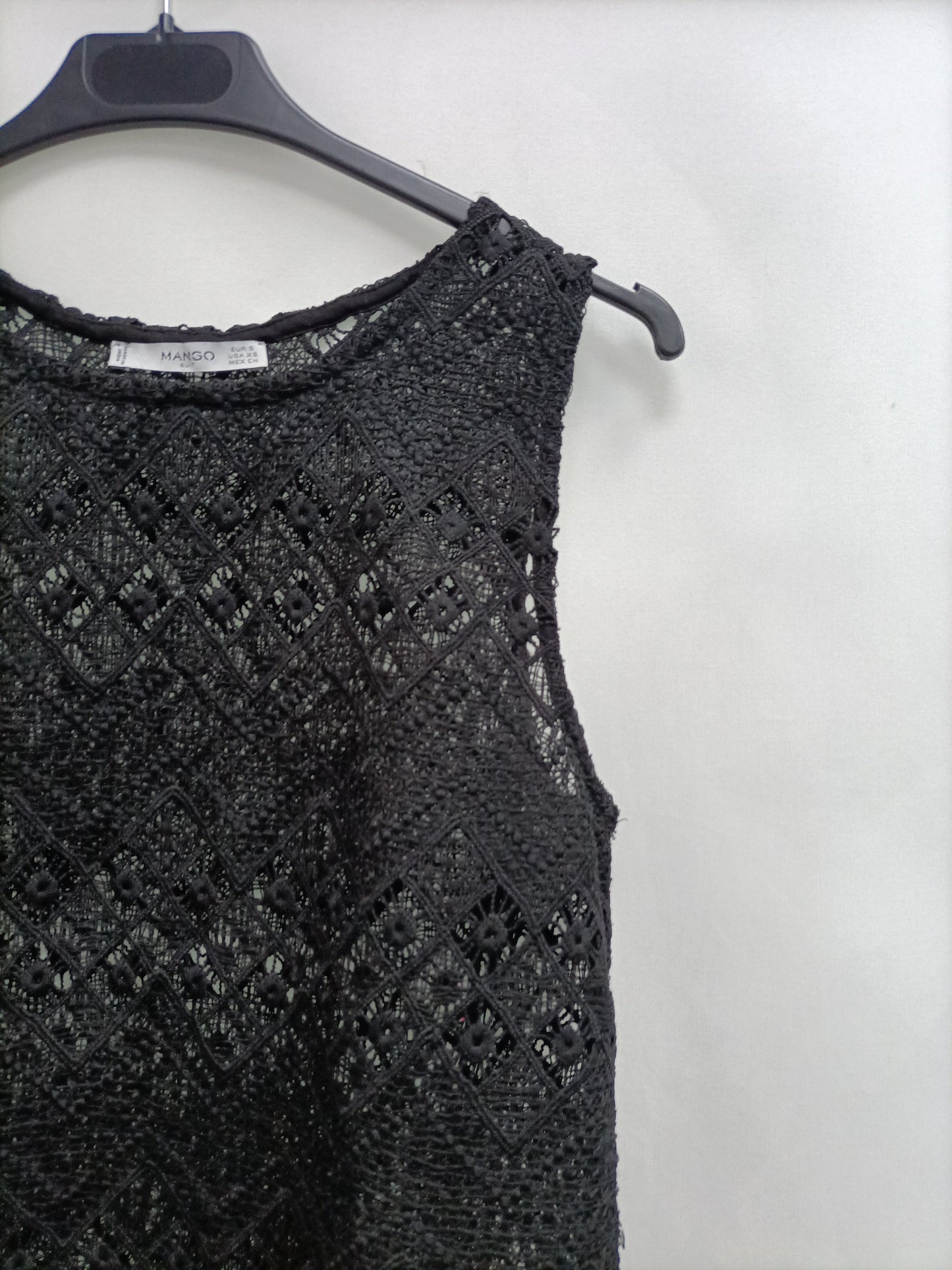 MANGO. Top negro troquelado T.s