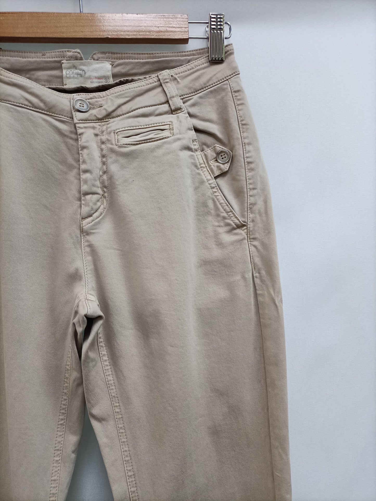 CÓDIGO BÁSICO. Pantalón chino beige T.36