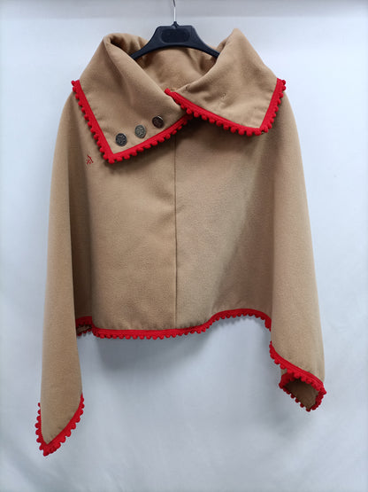 FRANCISCO PAVÓN.Capa camel ribete rojo TU