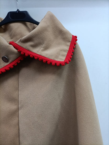 FRANCISCO PAVÓN.Capa camel ribete rojo TU