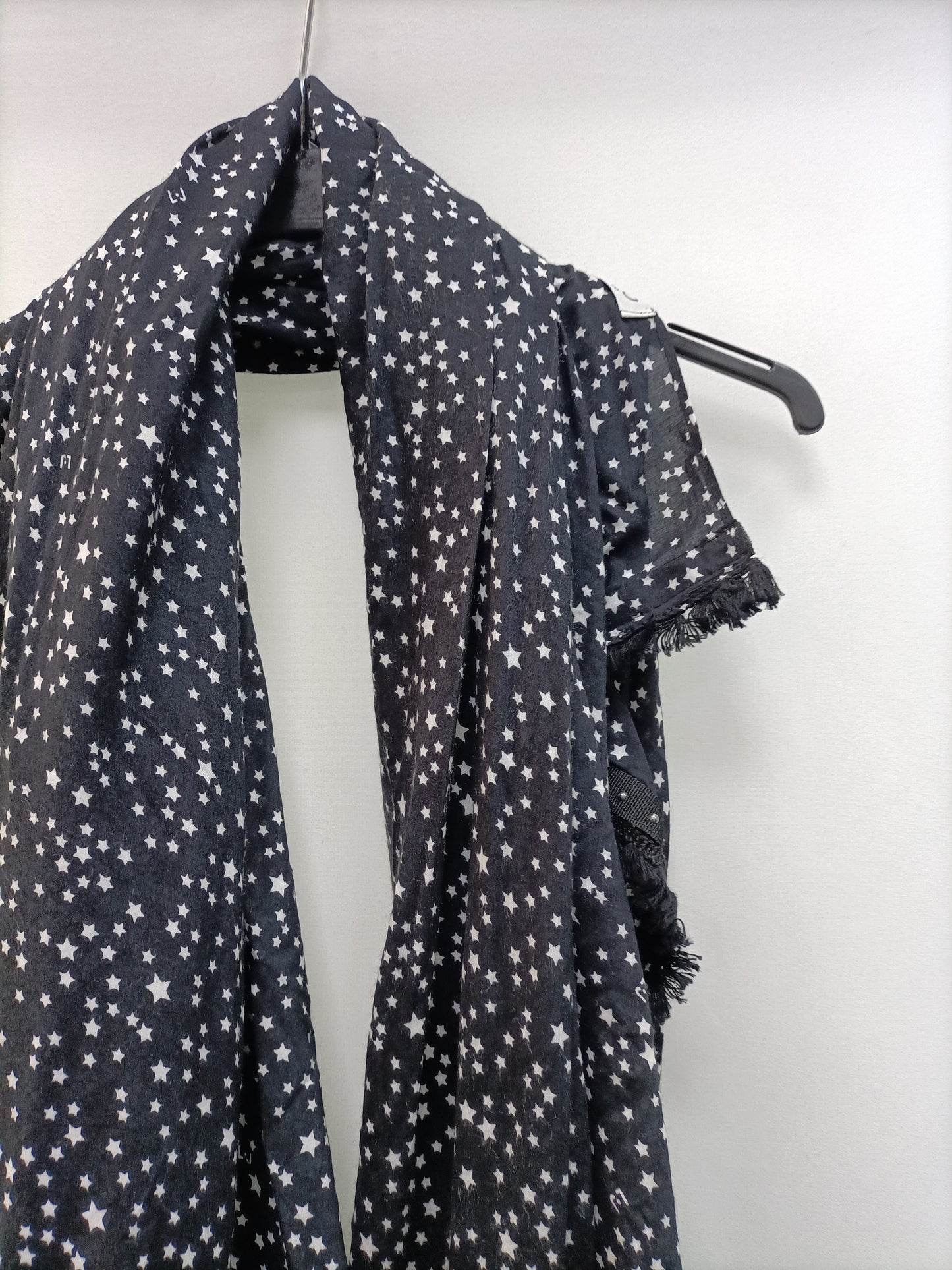 LIU.JO. Fular negro estrellas
