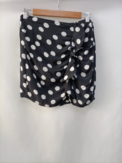 BERSHKA. Falda corta lunares T.m