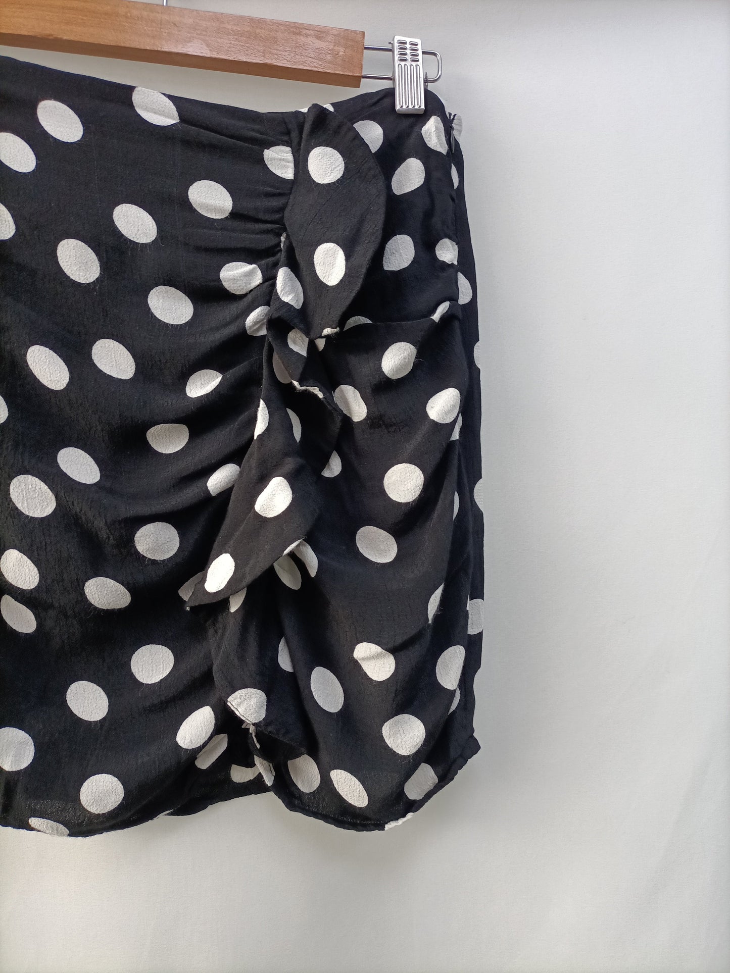 BERSHKA. Falda corta lunares T.m