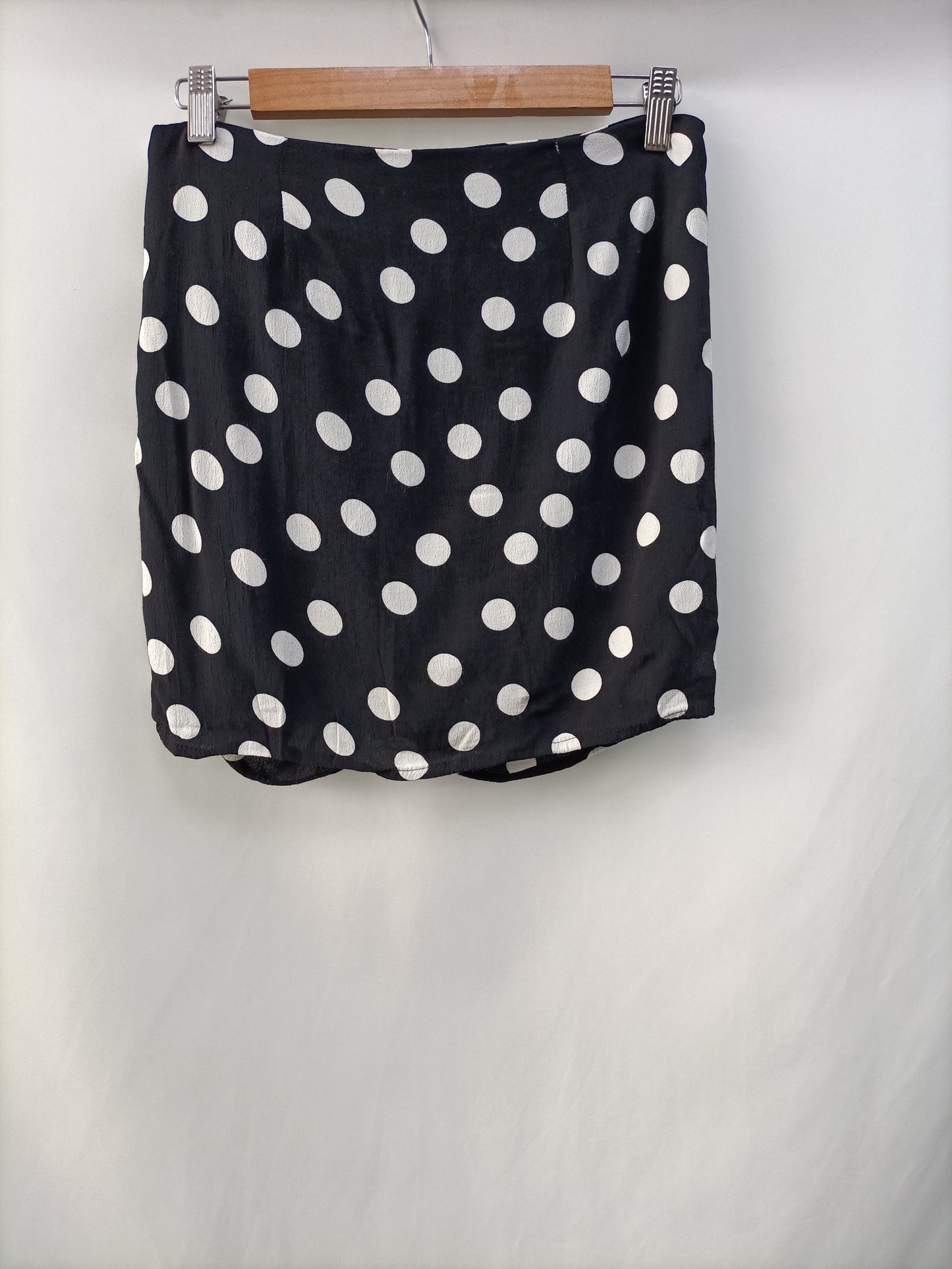 BERSHKA. Falda corta lunares T.m