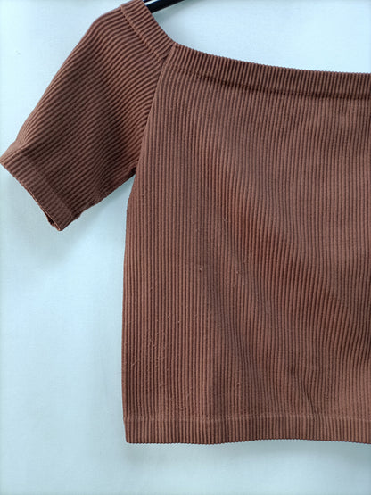 STRADIAVARIUS. Croptop marrón canalé T.m(tara)