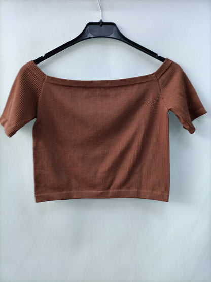 STRADIAVARIUS. Croptop marrón canalé T.m(tara)