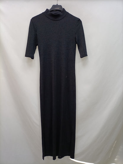 MASSIMO DUTTI. Vestido negro canalé T.s
