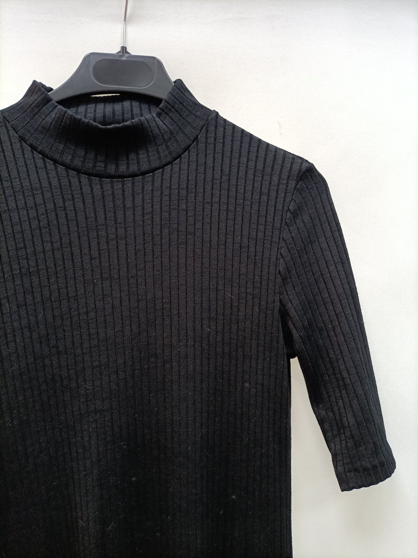 MASSIMO DUTTI. Vestido negro canalé T.s