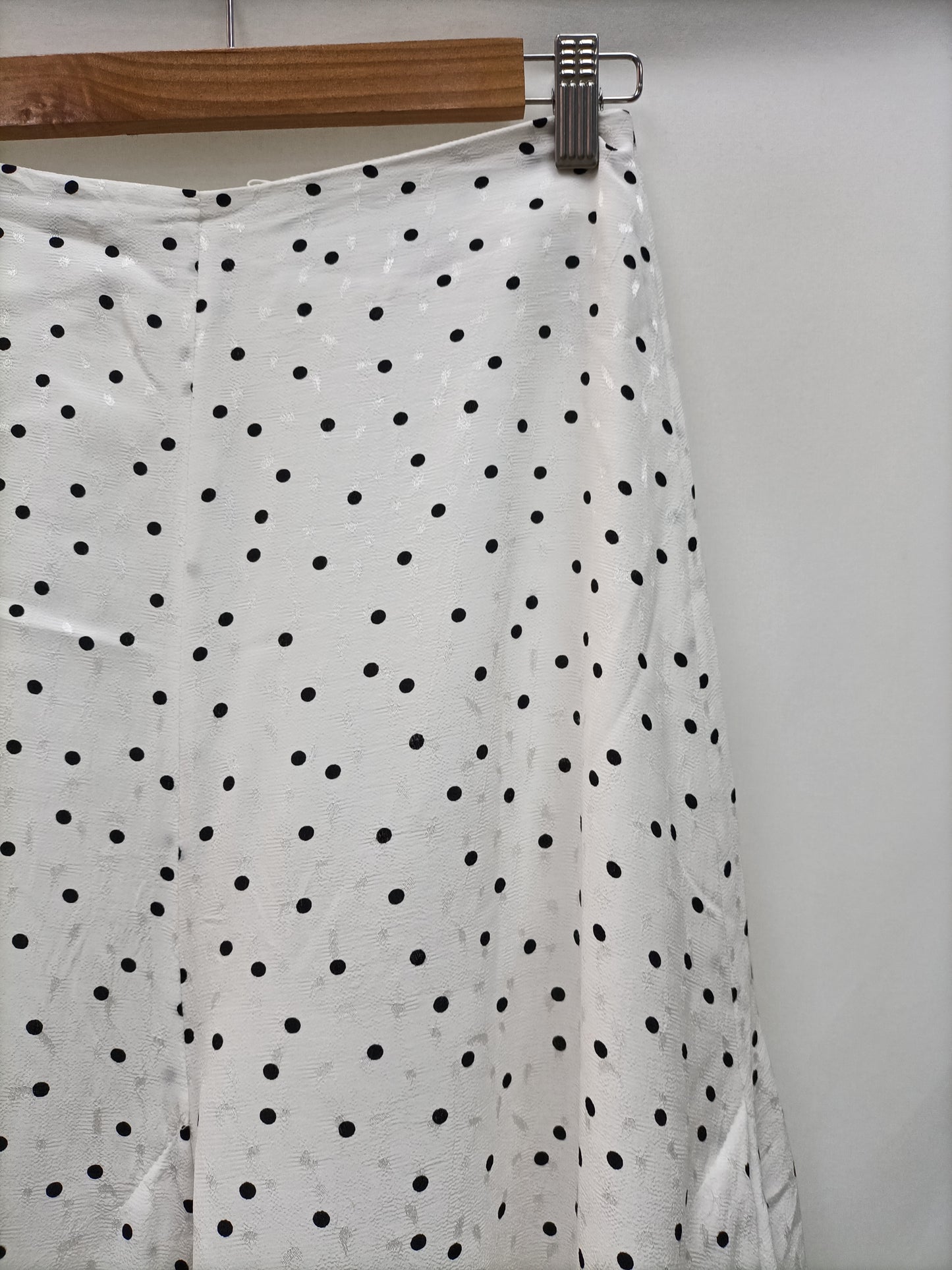 H&M. Falda midi lunares T.34