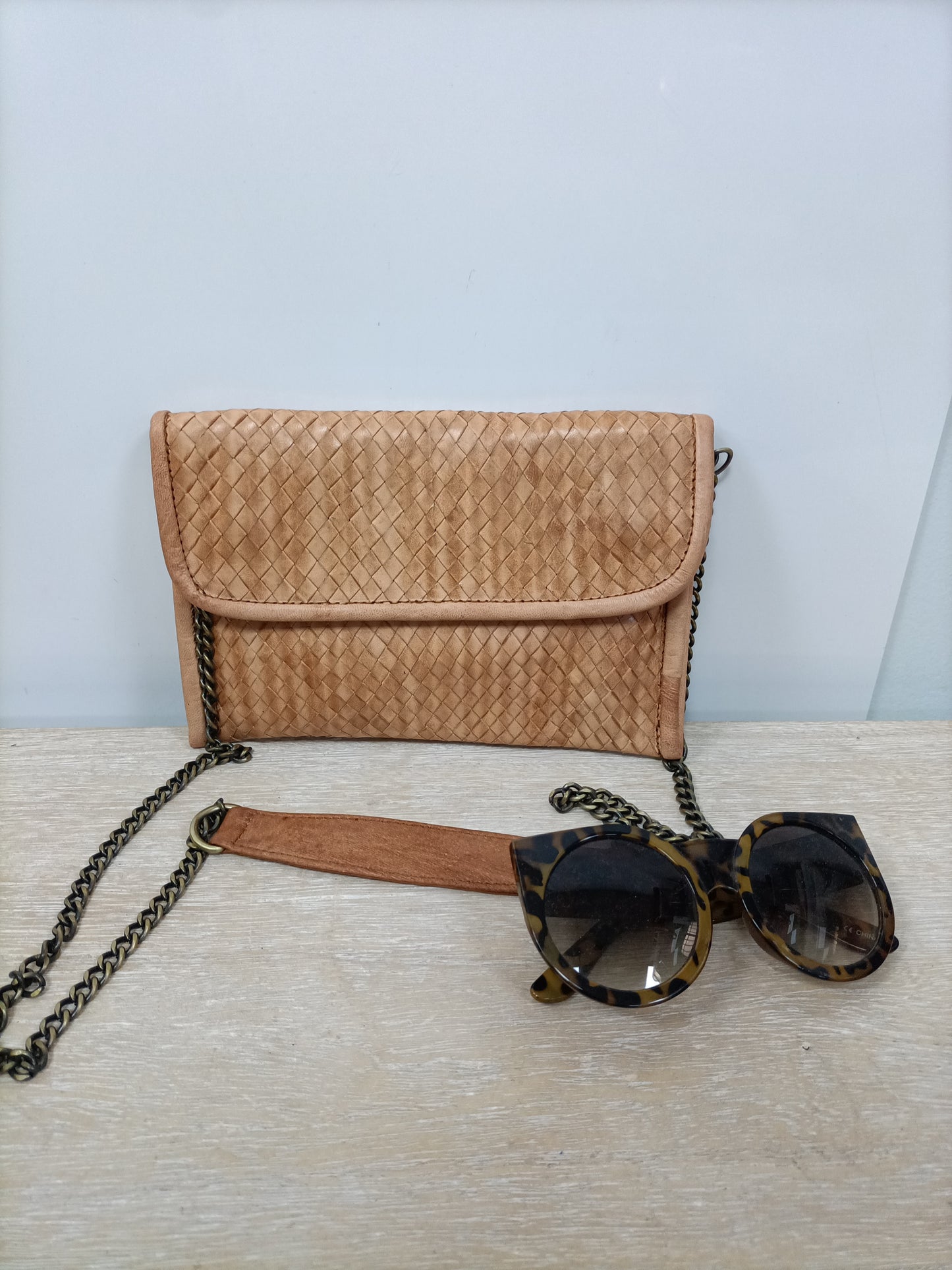 OTRAS. Bolso piel trenzado