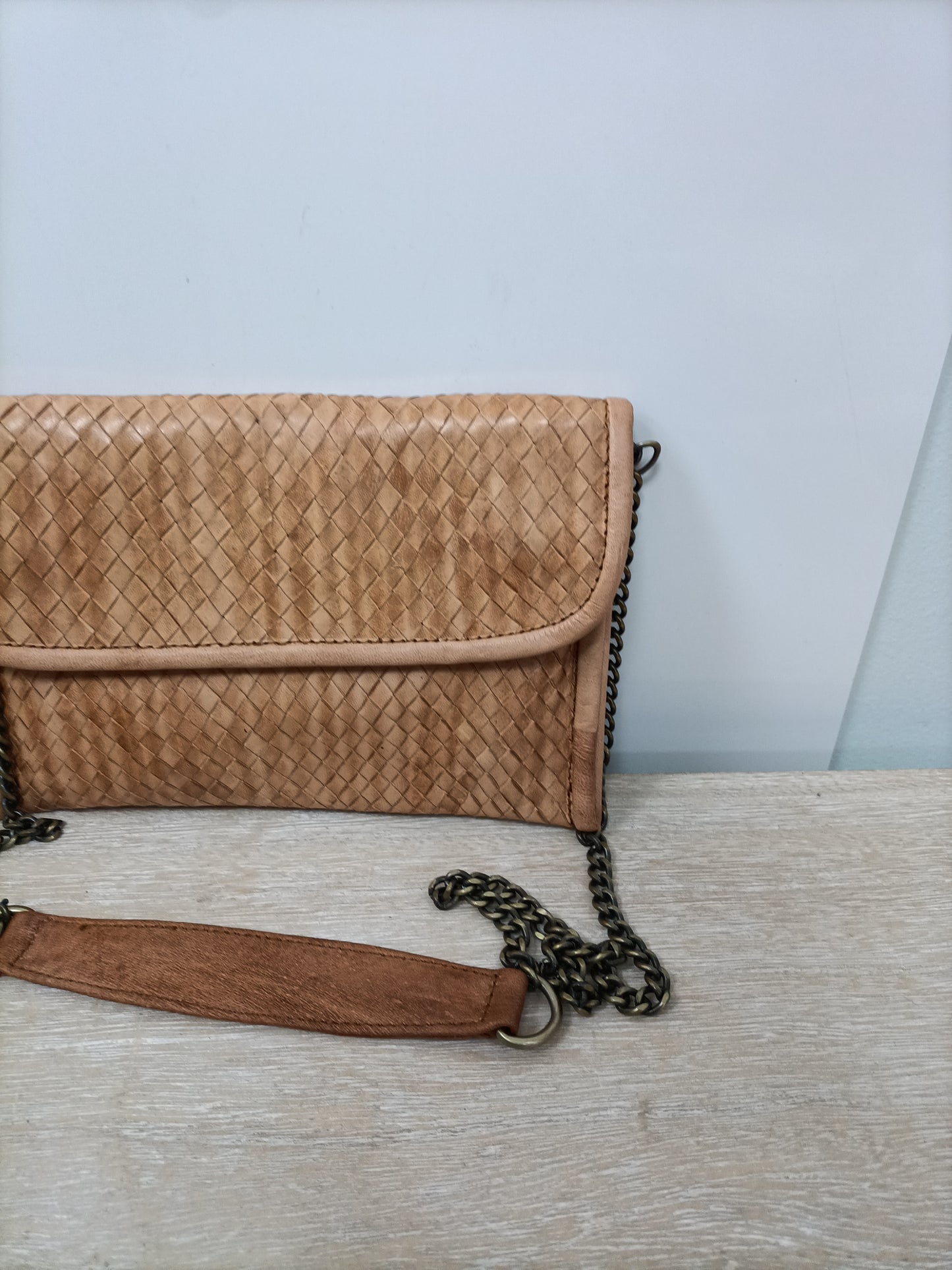 OTRAS. Bolso piel trenzado