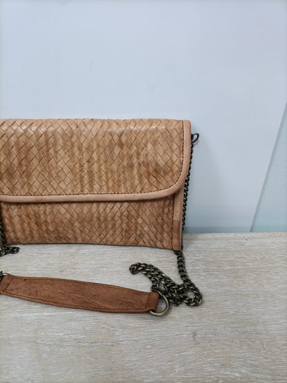 OTRAS. Bolso piel trenzado