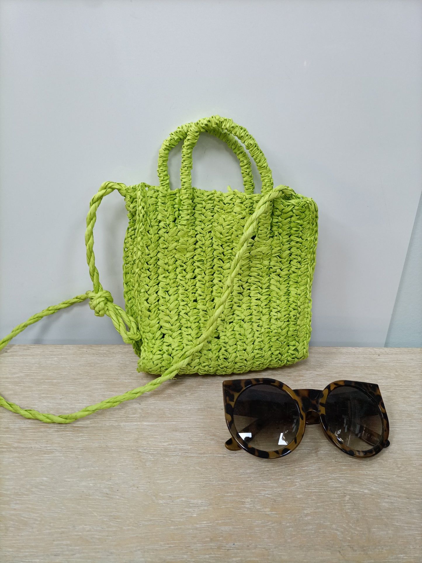 OTRAS. Bolso rafia verde