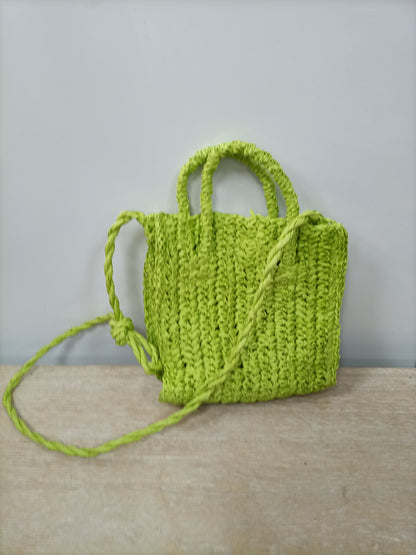 OTRAS. Bolso rafia verde