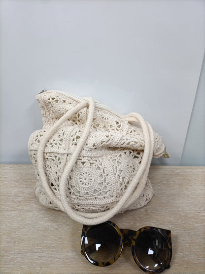 OTRAS. Bolso beige croche