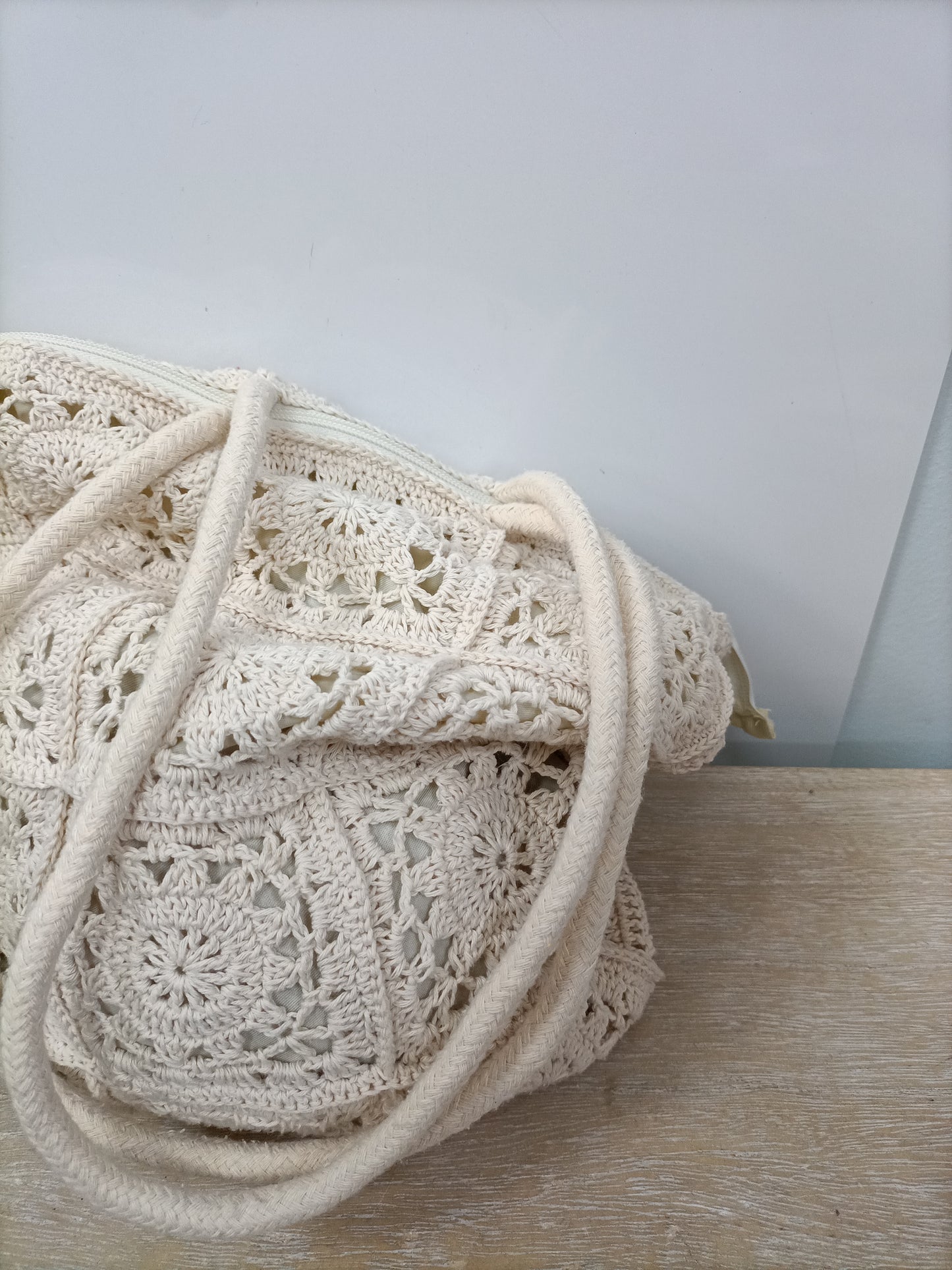 OTRAS. Bolso beige croche