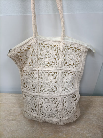 OTRAS. Bolso beige croche