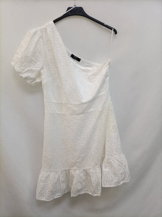 BERSHKA. Vestido corto troquelado T.l