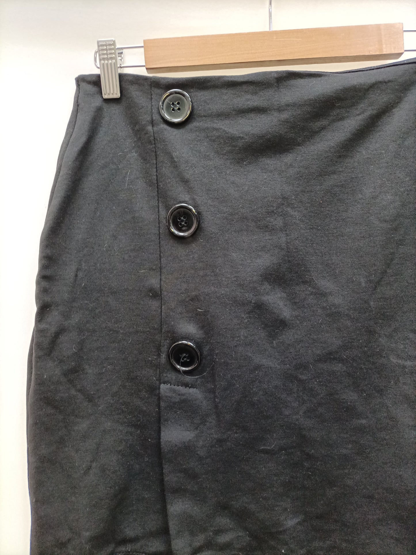 OTRAS. Falda negra botones T.m