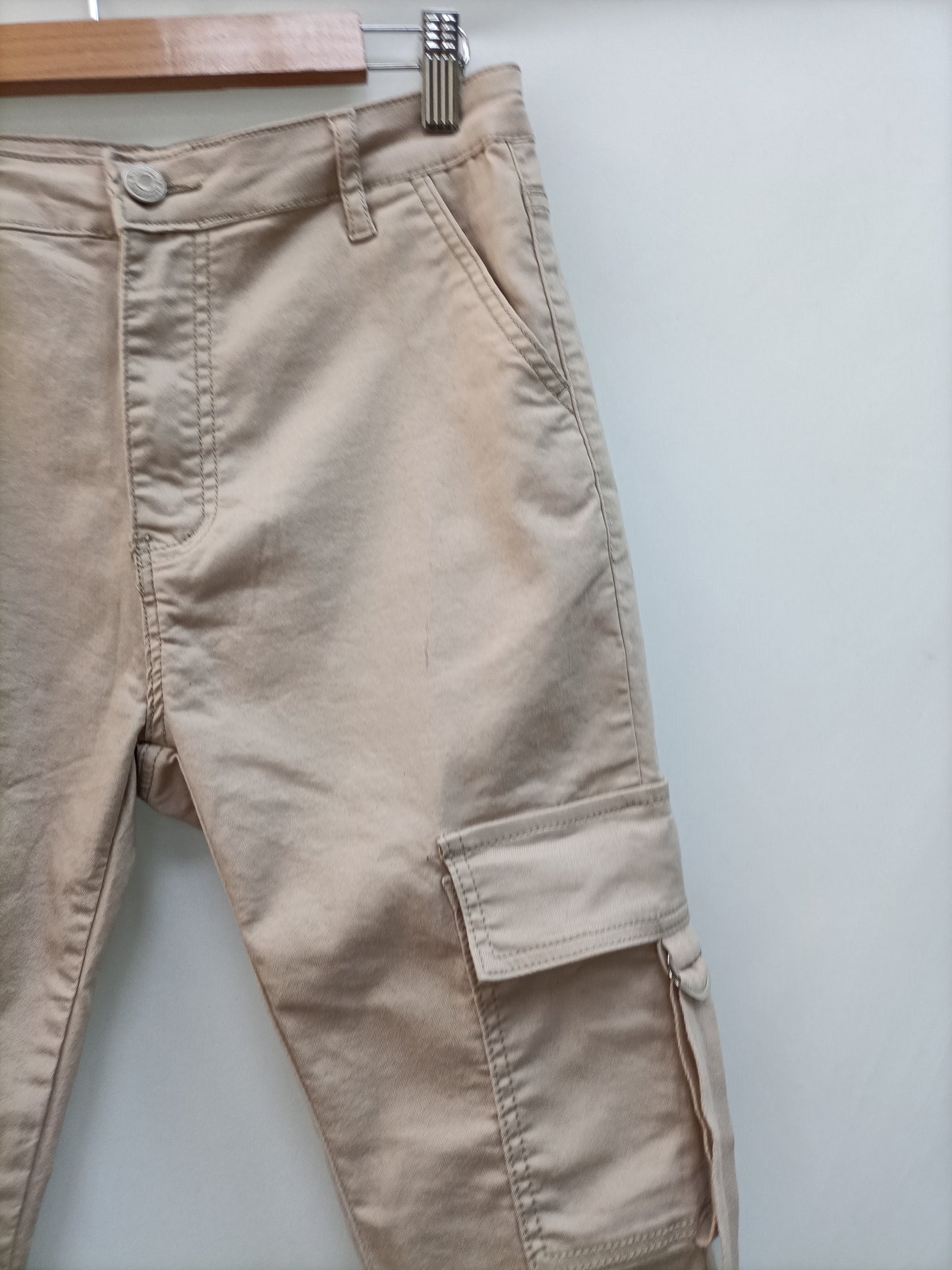 REDSEVENTY. Pantalón beige cargo  T.40
