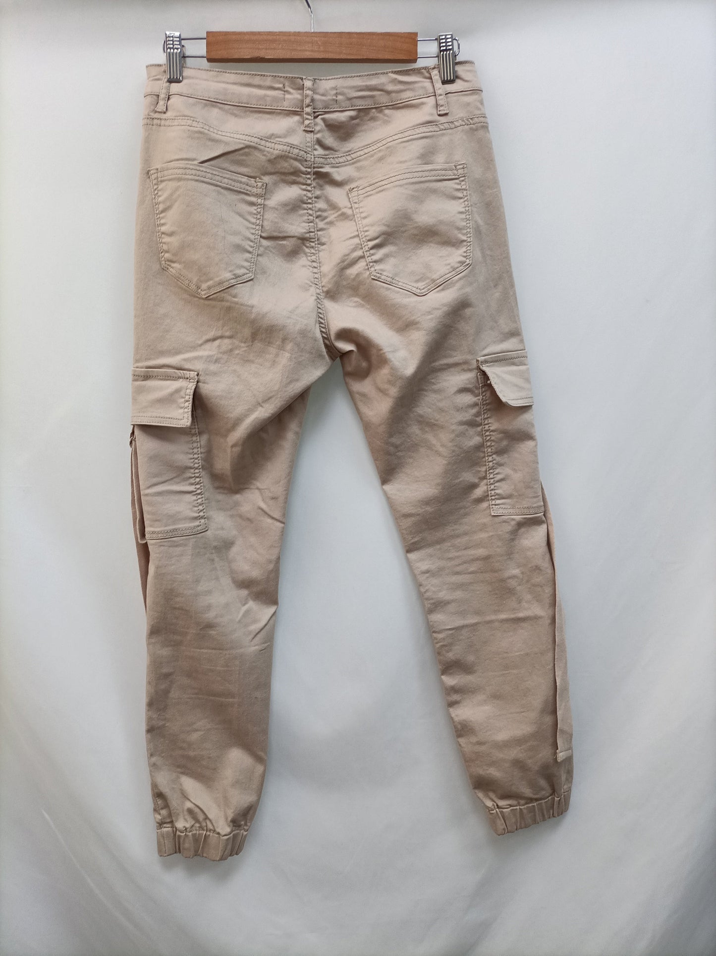 REDSEVENTY. Pantalón beige cargo  T.40