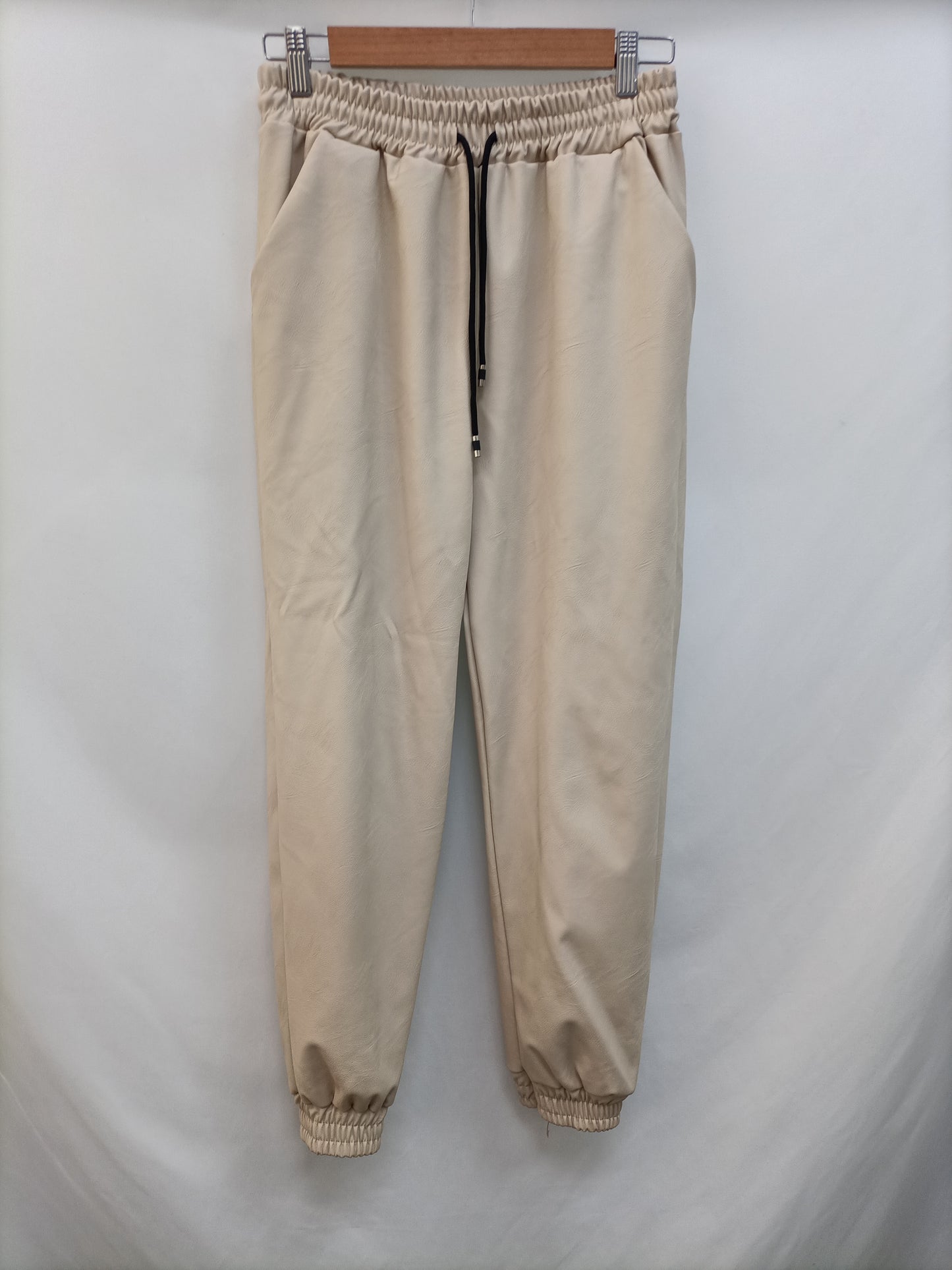 OTRAS. Pantalón cargo polipiel T.u(34)