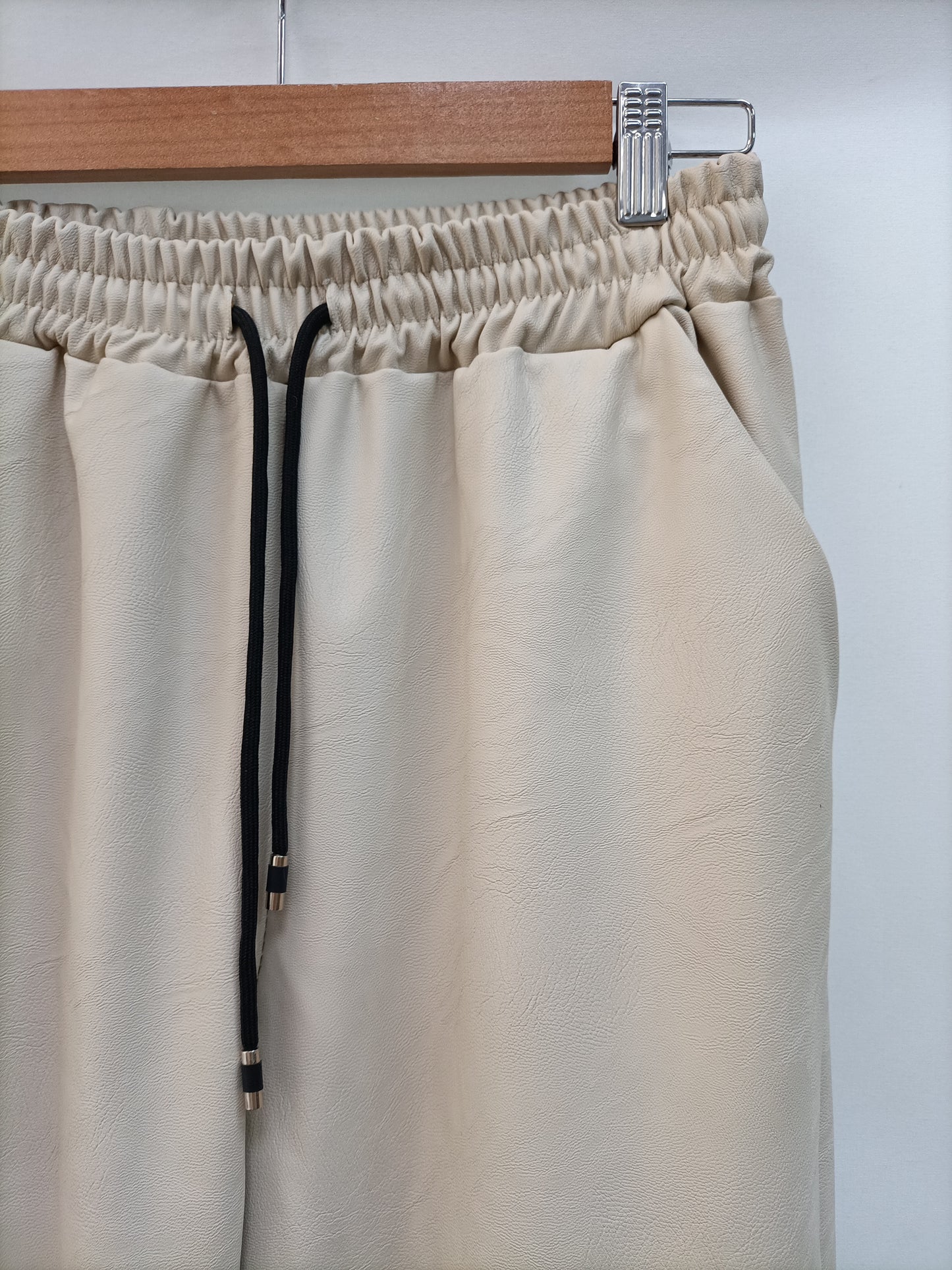 OTRAS. Pantalón cargo polipiel T.u(34)