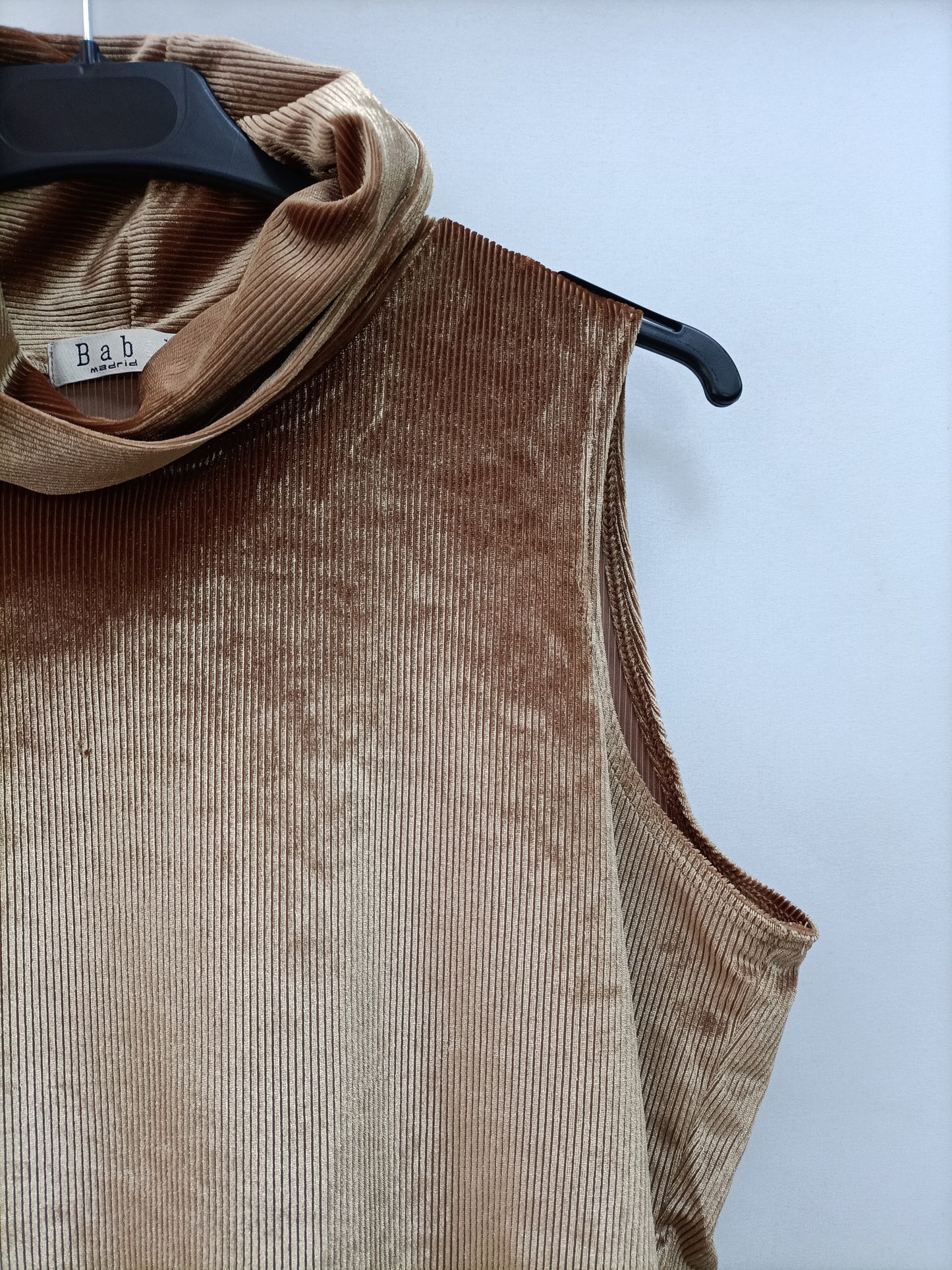 OTRAS. Top mostaza terciopelo T.44