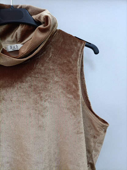 OTRAS. Top mostaza terciopelo T.44