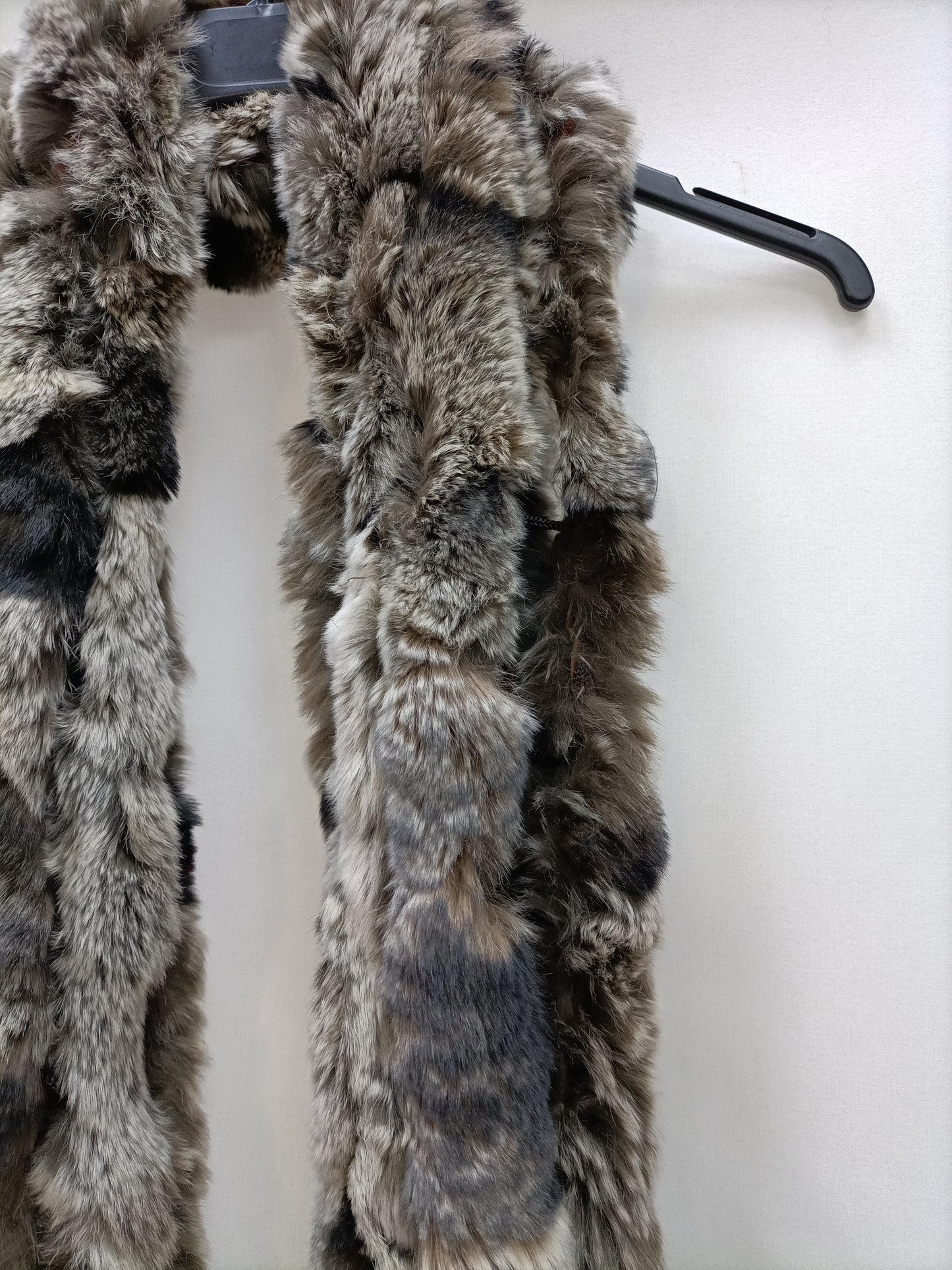 OTHERS. Open fur collar